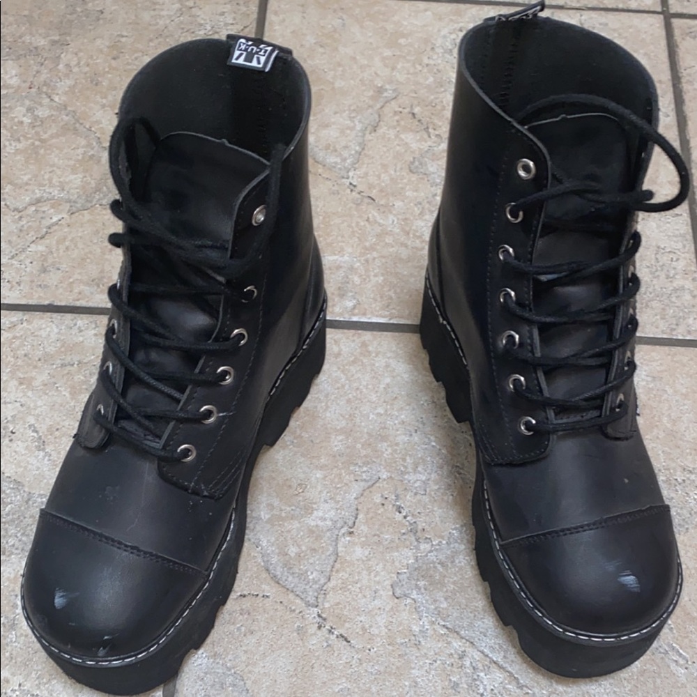 T.U.K Black 7-Eye Dino Lug Sole Boot size 8